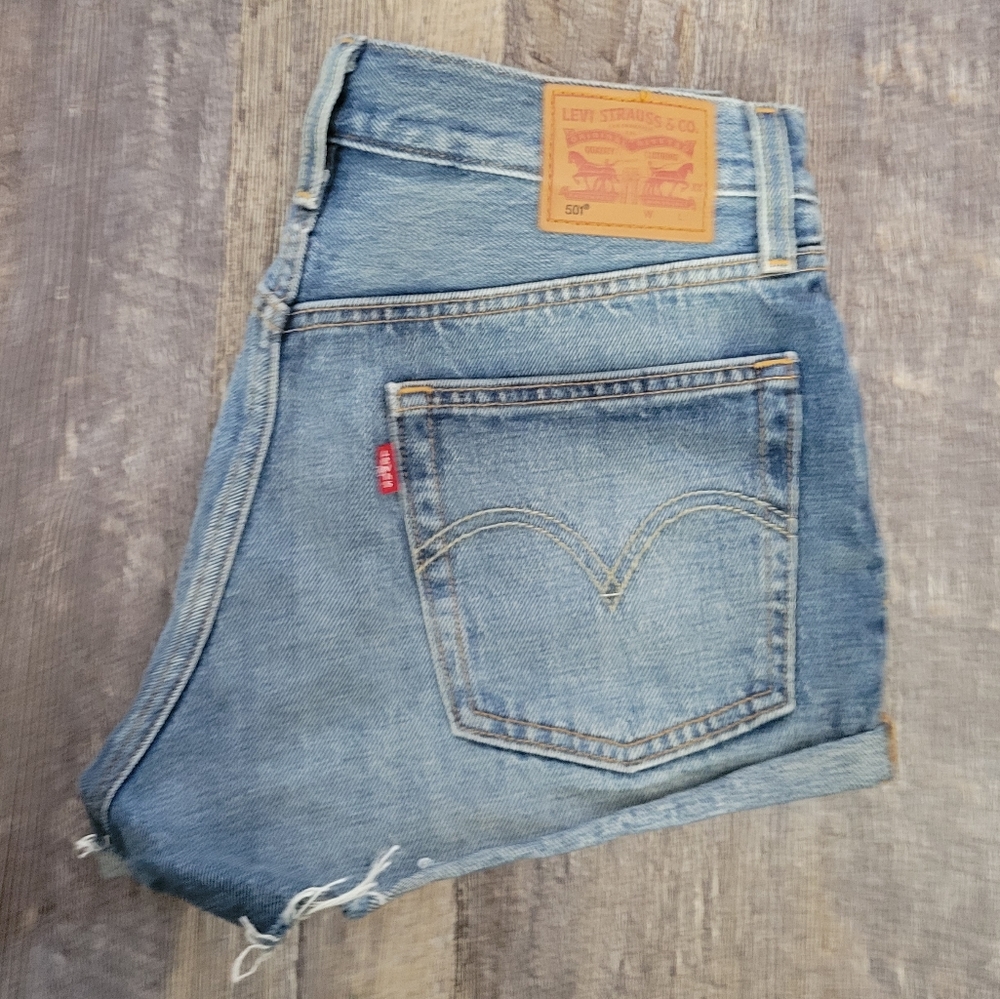 Levis 501 jean shorts - Picture 2 of 7